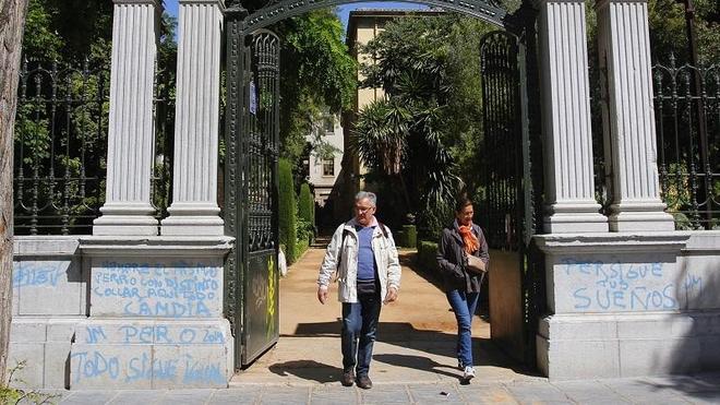 Denunciados dos jóvenes por hacer pintadas en distintos edificios de Granada