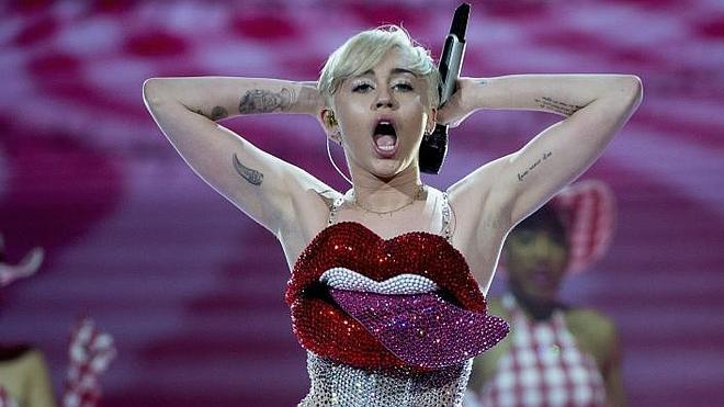 Ahora Miley Cyrus carga descarada contra su amiga Taylor Swift por frígida