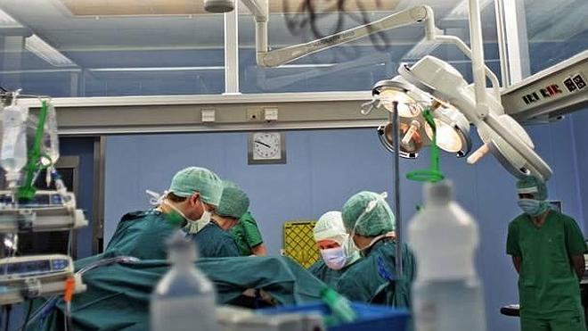 Denuncia a un hospital por reducirle el pene y su mujer le pide el divorcio