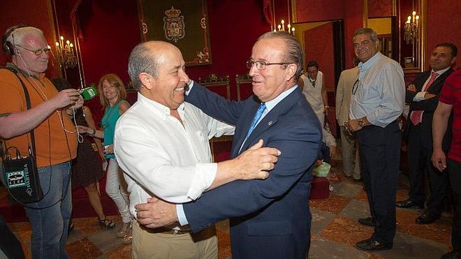 El alcalde reaparece por sorpresa para saludar a los alumnos de Selectividad con mejores notas