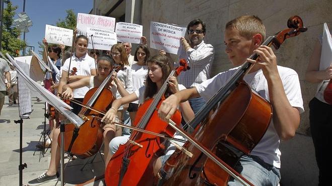 Alumnos del Conservatorio de Música protestan por la falta de plazas