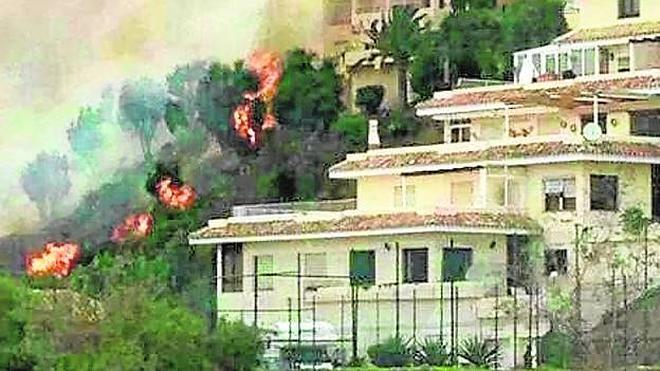 Un incendio en la costa de Mijas obliga al desalojo de vecinos