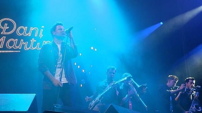 El canto de un 'viejo loco' consigue llenar la Plaza de Toros de Berja