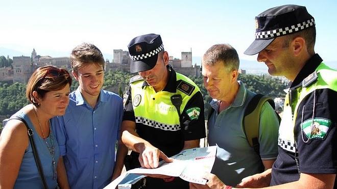 Casi 30.000 visitantes recurren cada año a los servicios de la Policía Turística