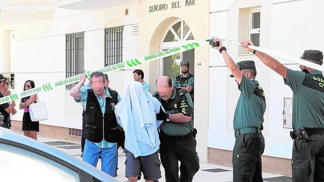 Un hombre con antecedentes por maltrato degüella a su actual pareja en Torrox