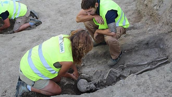 'Operación desentierro' en la necrópolis descubierta junto a la carretera de La Zubia