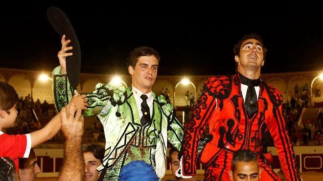 El Fandi indulta un toro en Antequera y sale por la puerta grande en la Goyesca