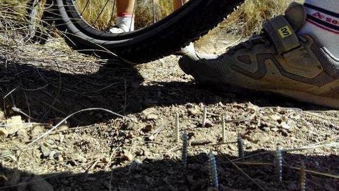 Ciclistas denuncian nuevas 'trampas' con púas en senderos de la provincia