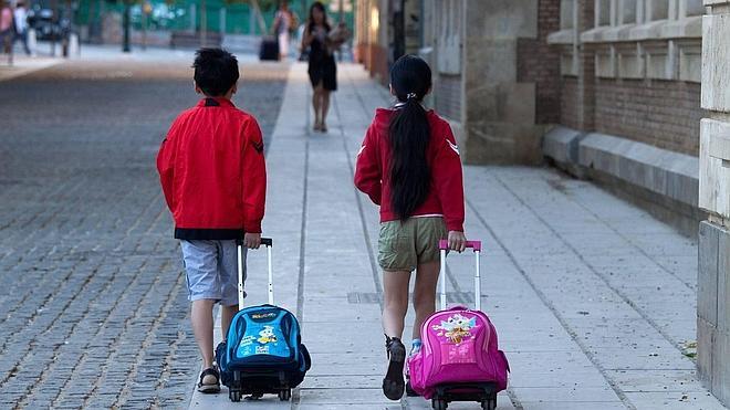 El Ayuntamiento y la Fundación 'la Caixa' entregan material escolar a 220 menores en riesgo de exclusión social