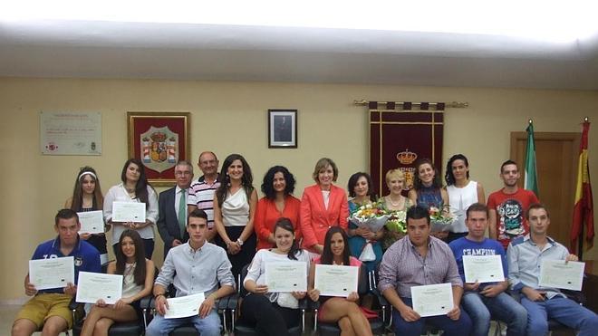 Jóvenes se forman como apicultores a través de una casa de oficios impulsada por la Junta