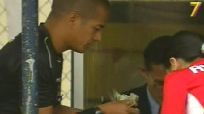 Pillan a un árbitro contando billetes antes de un partido