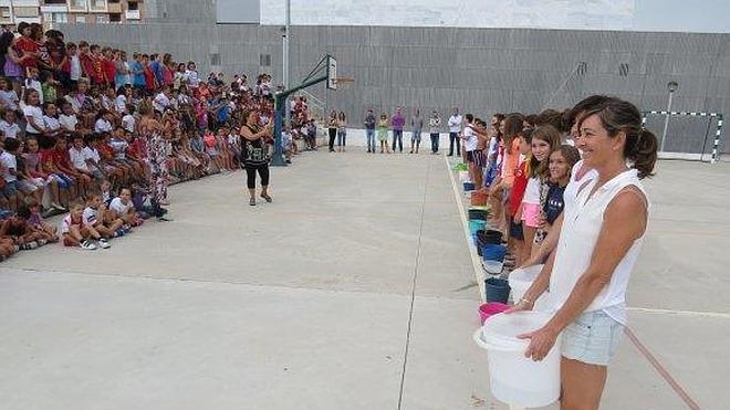 Los alumnos de sexto de Primaria del Ginés Morata se mojan por la ELA