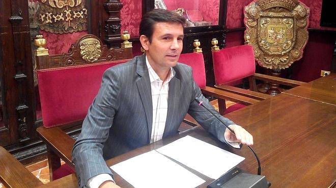 Cuenca pide al alcalde que "se vaya tras convertirse en agente comercial de Málaga"