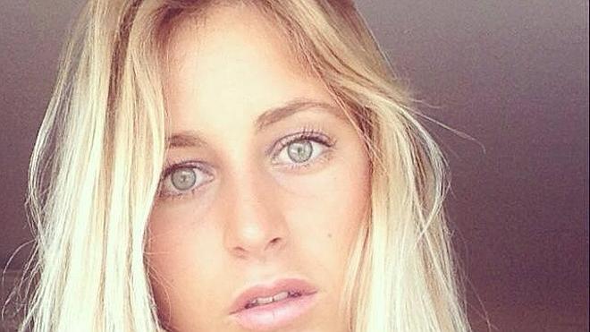 La campeona de surf niega que salga con Dani Martín