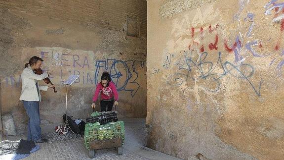 La Junta facilita la limpieza de graffitis en el Albaicín