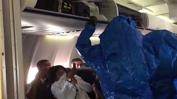 Pánico al ébola: estornuda en un avión dice que viene de África y luego confiesa que era broma