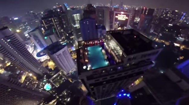 Se tira en parapente desde la Torre Menara y aterriza en la piscina de otro rascacielos