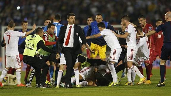 Vídeo: Brutal pelea en el Serbia vs Albania por la bandera de la Gran Albania manejada con un dron