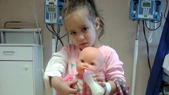 Los padres de Jacqueline, una niña de cinco años, buscan donante de médula para salvarle la vida