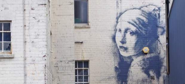 Estropean un mural de Banksy inspirado en un cuadro de Vermeer en Bristol