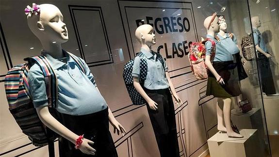 Maniquíes con uniformes escolares para niñas embarazadas levantan polémica en Caracas