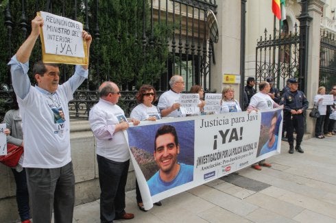 El Defensor del Pueblo muestra su apoyo a los 'Padres Coraje'