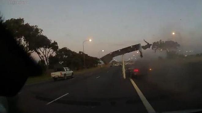 Un descapotable choca contra la mediana y el conductor sale volando por los aires