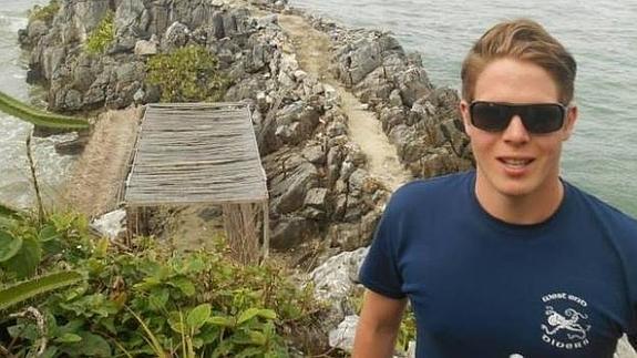 Su novia le dejó cuando tenían los billetes comprados para viajar por el mundo y encontró una chica con el mismo nombre