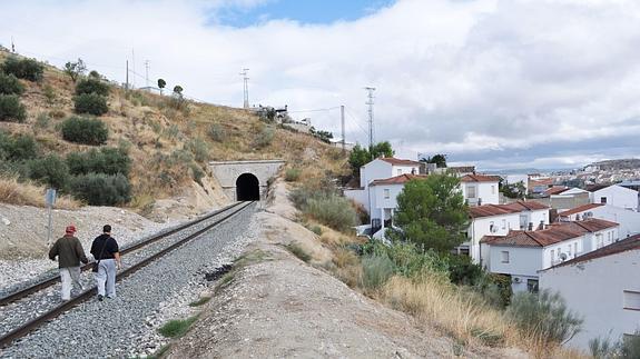 La Junta exige a Fomento otro informe de las obras del AVE por Loja que condiciona los plazos