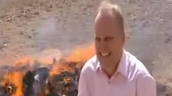 Un reportero de la BBC acabó drogado mientras grababa la quema de heroína, opio y hachís