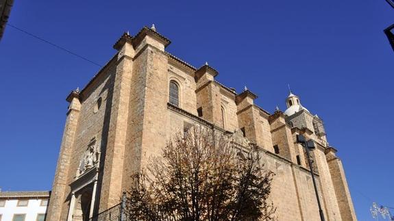 Apadrinan las piedras de la iglesia de Íllora para evitar su derrumbe