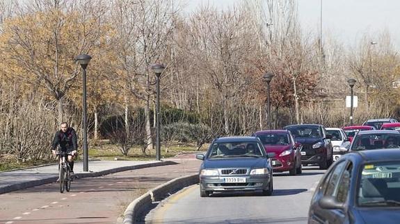 La capital se arriesga a perder toda la inversión en el carril bici para 2015 por retrasar su inicio