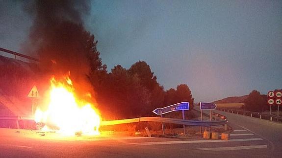 La persecución a 200 por hora de un supuesto 'narco' acaba con el incendio de su coche