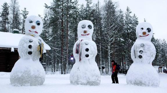 Un religioso saudí condena los muñecos de nieve por fomentar la "lujuria y el erotismo"