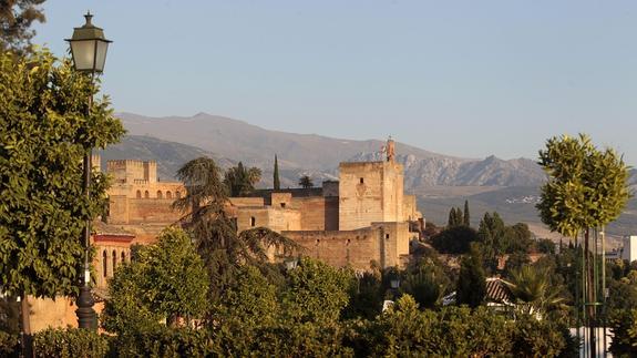 La Alhambra estudia rebajar el número de visitantes por grupo para prevenir el deterioro del monumento