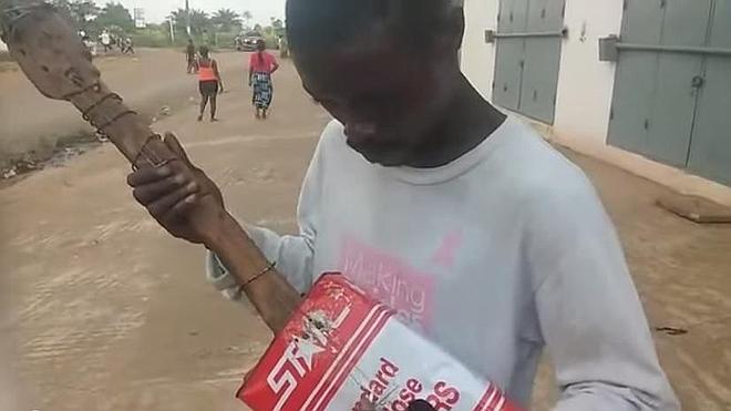 Ciego y canta reggae con una guitarra hecha con una lata de aceite