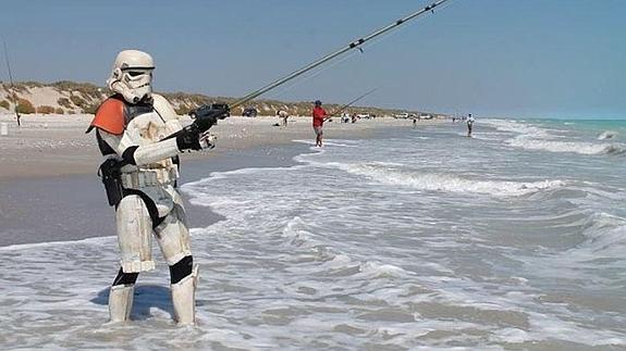 Su traje de Star Wars le salvó de morir por el mordisco de una serpiente venenosa