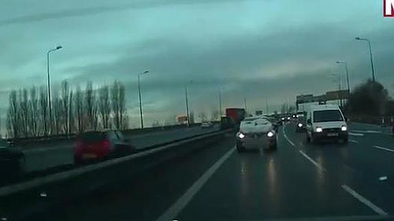 Conduce a 80 km/h por la autovía con el parabrisas totalmente cubierto de nieve