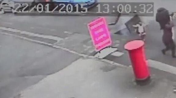 Una niña se salvó de la muerte por centímetros tras la fuerte explosión de una alcantarilla