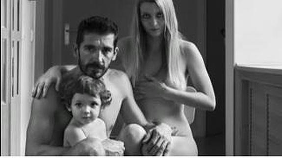 familia desnuda en casa 