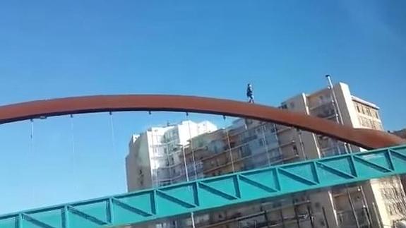 Impactante vídeo de un niño a gatas y caminando por un puente a 12 metros de altura