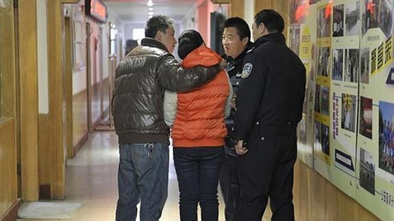 Una adolescente china se reencuentra con sus padres tras 9 años raptada por una familia que simuló ser la suya