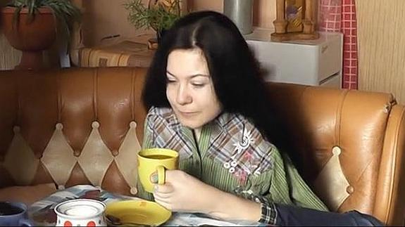 La lección de vida de una joven rusa sin brazos que cocina, dibuja y borda a diario