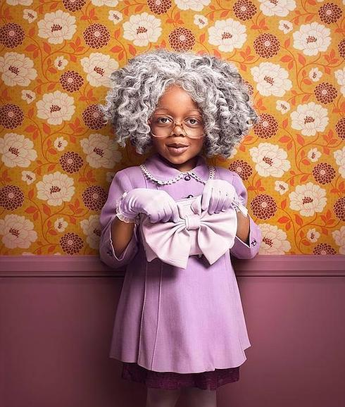 Las impactantes imágenes de bebés vestidos de personas mayores