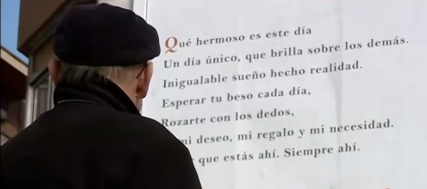 Pide matrimonio a su novia alquilando una valla publicitaria para poner un anuncio
