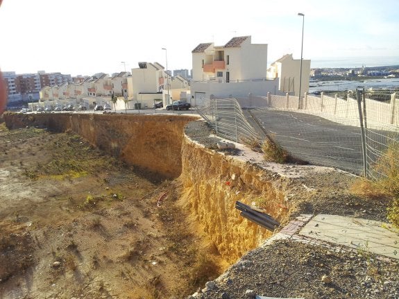 Retrasan el desahucio de las familias de Las Colinas, que podrían acordar quedarse con la Sareb