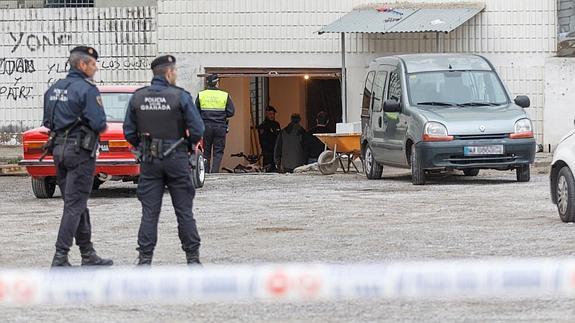 Intentan ampliar un bajo con mil plantas de 'maría' quitando cimientos de un edificio