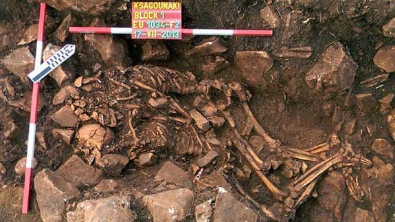 Encuentran dos cadáveres abrazados del año 3.800 a.C