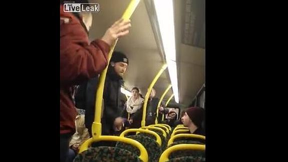 Agresión xenófoba a dos españoles en un autobús de Manchester: "Jodeos y volved a España"
