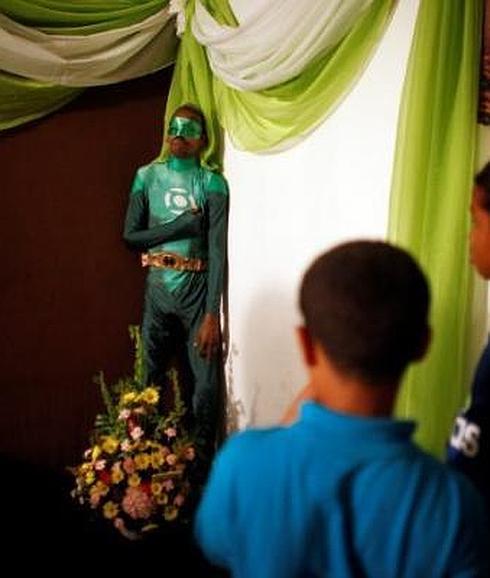 Velan a un difunto vestido de Linterna Verde